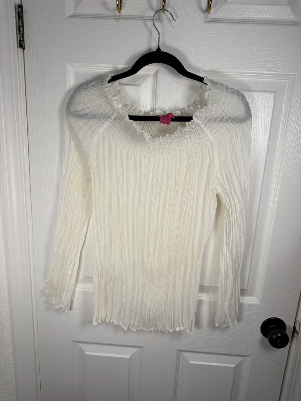 Sunny Leigh White Smocked Pleated off the shoulder top - Picture 1 of 3